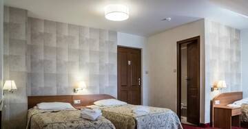 Фото номера Трехместный номер Отель Hotel Karczówka г. Кельце 2