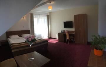 Фото номера Двухместный номер с 2 отдельными кроватями Отель Hotel DYMINY г. Кельце 4