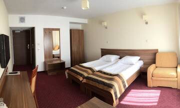Фото номера Двухместный номер с 2 отдельными кроватями Отель Hotel DYMINY г. Кельце 2