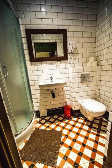 Фото номера Семейный номер-студио Проживание в семье Shoemaker Irish Pub &amp; Accommodation г. Кельце 5