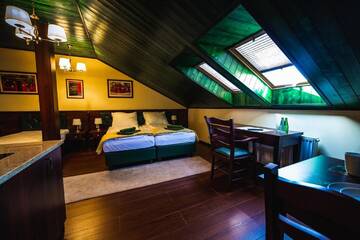 Фото номера Семейный номер-студио Проживание в семье Shoemaker Irish Pub &amp; Accommodation г. Кельце 6