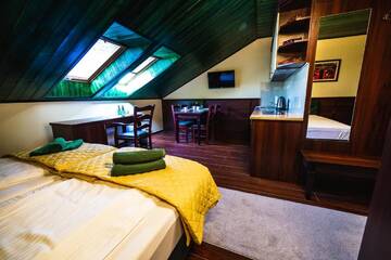 Фото номера Семейный номер-студио Проживание в семье Shoemaker Irish Pub &amp; Accommodation г. Кельце 7