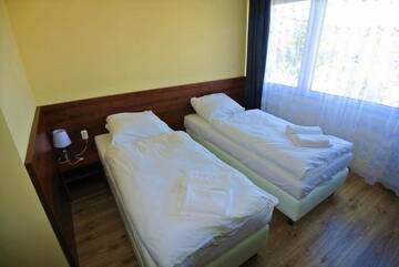 Фото номера Стандартный двухместный номер с 2 отдельными кроватями Отель Hotel SiLL г. Кельце 9