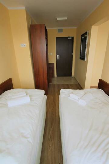 Фото номера Стандартный четырехместный номер Отель Hotel SiLL г. Кельце 5