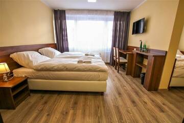 Фото номера Стандартный четырехместный номер Отель Hotel SiLL г. Кельце 3