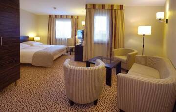 Фото номера Улучшенный номер с кроватью размера «king-size» Отель Qubus Hotel Kielce г. Кельце 4